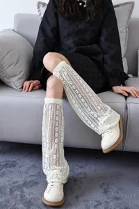 Detailansicht der weißen Spitzen-Stulpen, dünne japanische JK-Stil Schlag-Socken im Sommer.
