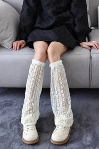 Weisse Spitzen Beinstulpen Detailansicht fuer modische Damen, sommerliche duenne Socken.
