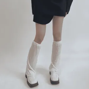 Detailansicht der weißen gerafften Beinstulpen mit leichtem sommerlichem dünnem Design.