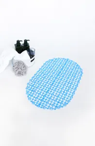 Vista dettagliata del tappetino da bagno antiscivolo ovale blu con design di drenaggio cavo.