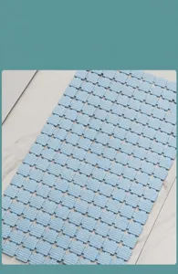 Tappetino antiscivolo da bagno in PVC blu con struttura a griglia per doccia e sicurezza della vasca.