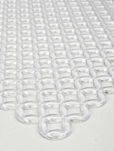 Détail de tapis d'évier en plastique transparent avec design de drainage et pieds.