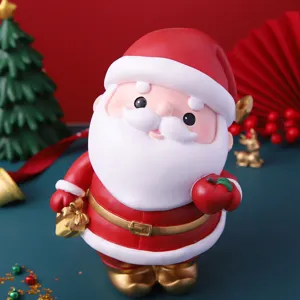 Gros plan du mignon tirelire Père Noël de dessin animé, décoration de bureau parfaite.