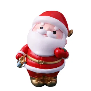 Gros plan sur les details de la jolie figurine de pere Noel, decoration de table de fete.