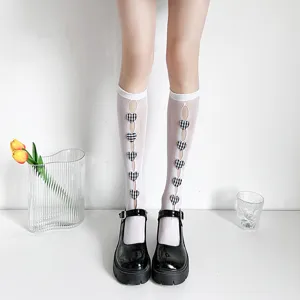 Weisse kniehohe Lolita Socken mit karierten Herz Ausschnitten fuer suesse japanische Outfits.