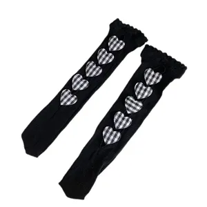 Schwarze Lolita Stulpen aus Strick mit karierten Herzen und Lochmuster für den JK-Stil.