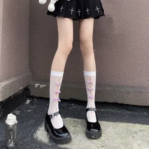 Süße japanische Wadenstrümpfe mit Netzausschnitt und hübschen violetten Samtschleifen.