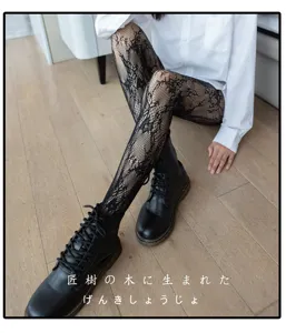 Vue de détail collants résille floraux été femme, style sombre sexy mise en valeur des jambes.