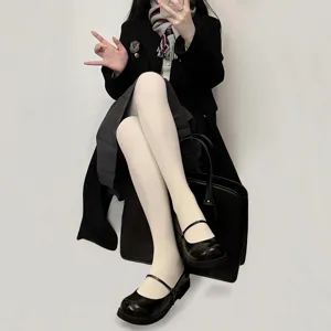 Detailansicht milchweißer Samtstrumpfhose, weiche 120D blickdichte Strümpfe für den Lolita-Stil.