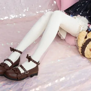 Lolita süße weiße Samt Strumpfhose Detailansicht mit braunen Rüschen Mary Jane Schuhen.
