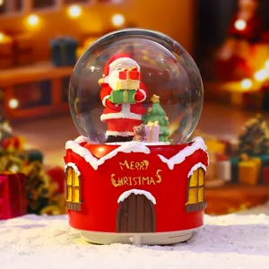 Detailaufnahme der Weihnachtskugel mit Weihnachtsmann und Musikbox-Basis für festliche Raumdeko.