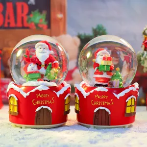 Weihnachts Schneekugel Spieluhr mit Weihnachtsmann Figuren und Lichtern, festliche Geschenke.
