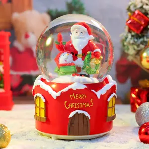 Weihnachtsschneekugel Spieluhr mit Weihnachtsmann drinnen, festliche leuchtende Deko Detail.