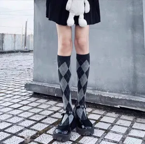 Chaussettes hautes motif argyle style college retro mode vetement jambe vue detail