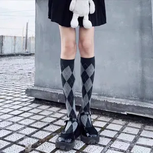 Chaussettes mi-mollet à motif argyle rétro pour femmes, style collège britannique classique.