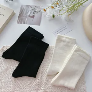 Primo piano di calzini a coste da donna in classici colori nero e bianco per dettagli.