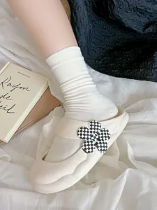 Dettaglio di calzini estivi bianchi a metà altezza e scarpe casual decorate con fiori.