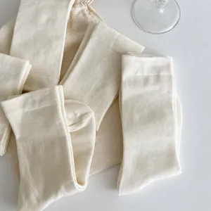Calzini medi bianchi senza cuciture da donna, sottili in cotone traspirante stile estivo casual.