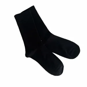 Calze a tubo nero da donna, calzini casual in cotone tinta unita, essenziali per uso quotidiano.