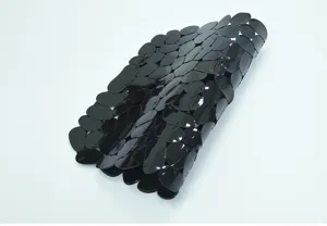 Schwarze Spülenmatte im Kieselstein-Design, flexible rutschfeste Küchen-Abtropfmatte Detail.