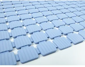 Primo piano dettagliato di tappetino antiscivolo per doccia in PVC blu chiaro con griglia.