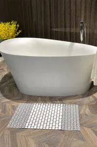 Vue détaillée du tapis de bain antidérapant TPE rayé gris et blanc placé devant la baignoire.