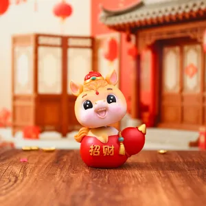 Detailansicht chinesisches Sternzeichen Pferd Figur niedliche Wackelkopf Tischdekoration