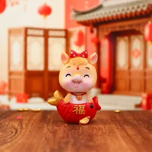 Detailansicht der niedlichen chinesischen Sternzeichen Pferd Figur mit Glücksfisch Basis für Neujahr.