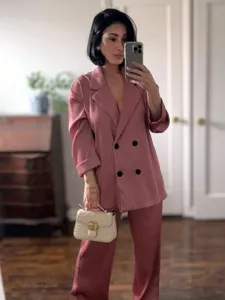 Vista detallada de conjunto de blazer cruzado y pantalones rosa efecto arrugado estilo.
