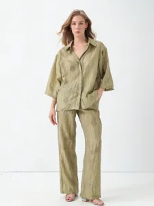Détail de l'ensemble chemise et pantalon en jacquard, col élégant et coupe décontractée confortable.