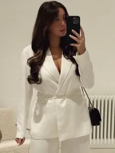 Blazer en mélange de lin blanc pour femmes, veste de costume portefeuille élégante.