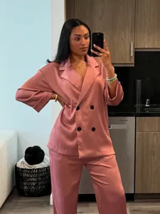 Traje de dos piezas para mujer blazer cruzado texturizado rosa y pantalones moda urbana