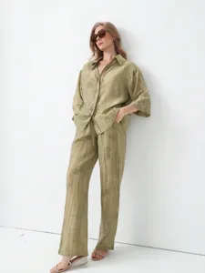Ensemble deux pièces décontracté d'été avec chemise à revers et pantalon large jacquard.