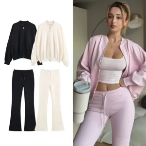 Vue détaillée de l'ensemble de survêtement décontracté pour femme avec veste et pantalon.