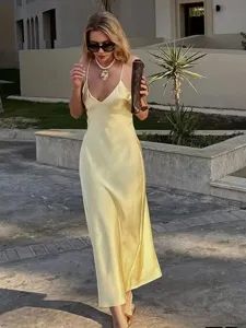 Robe midi sans manches en satin style français jaune clair, tenue de vacances élégante.