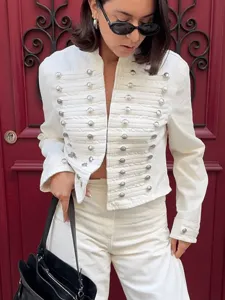 Stijlvolle korte militaire stijl jas voor dames, elegante witte knoopjas bovenkleding.
