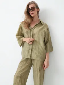 Détail ensemble détente vert olive, chemise et pantalon jacquard, style été décontracté.