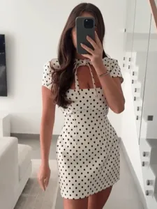 Schickes französisches Pünktchen-Kurzkleid mit Bindekragen und figurbetonter Passform Damen.