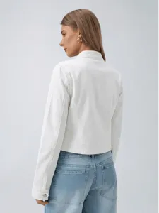 Witte korte spijkerjas voor dames, detail van de achterkant met kraag en knopen.