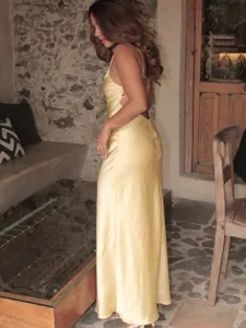 Vue détaillée d'une élégante robe nuisette en satin jaune, style midi sans manches pour les vacances.