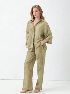 Ensemble deux pièces chemise et pantalon ample décontracté en vert sauge pour l'été.