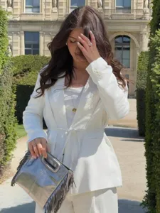 Style européen veste blazer mélange lin blanc femme vue détaillée, vêtement élégant de printemps.