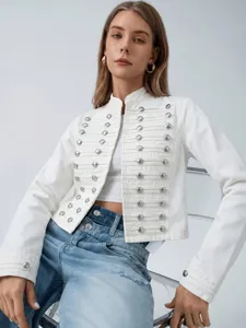 Gedetailleerd overzicht van korte witte dames denim jas met opstaande kraag en knopen.