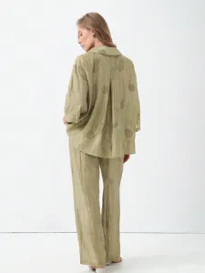 Ensemble décontracté d'été pour femme chemise ample à revers et pantalon imprimé olive.