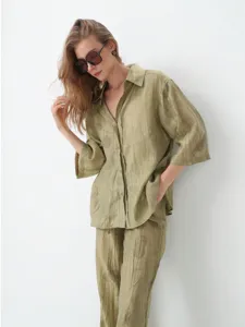 Ensemble deux pièces chemise et pantalon jacquard vert olive décontracté pour femme, chic.