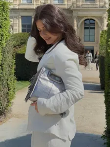 Vue détaillée du blazer élégant en mélange de lin blanc montrant la texture du tissu.