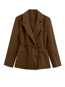 Détail du revers du blazer marron pour femme et de la ceinture, style vêtement élégant