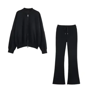 Ensemble de sport décontracté pour femme noir avec veste bomber et pantalon évasé détail.