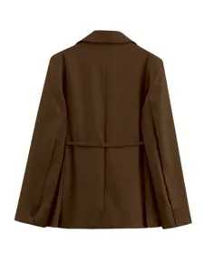 Veste blazer marron pour femme en mélange de lin manches longues avec ceinture au dos.