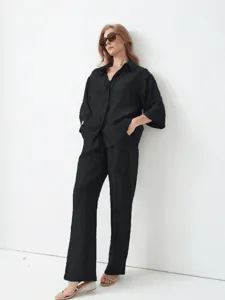 Ensemble décontracté noir deux pièces pour femme avec chemise à revers et pantalon d'été.